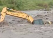 Diterjang Lahar Dingin Semeru, Dua Truk Pengangkut Pasir dan Satu Alat Berat Terseret di Lumajang