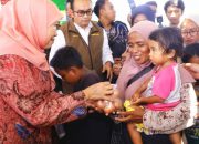 Antusiasme Tinggi di Pasar Murah Bangkalan, Khofifah Ajak Masyarakat Jaga Ketahanan Pangan