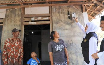 Gubernur Khofifah Percepat Elektrifikasi Jatim, Ribuan Rumah Tangga Miskin Dialiri Listrik Gratis