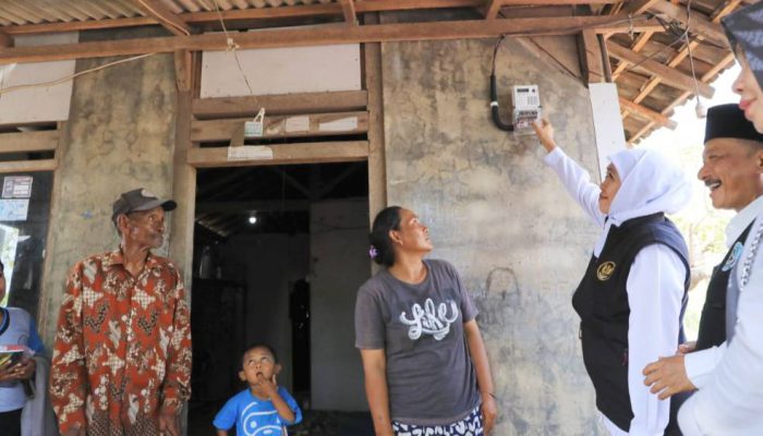 Gubernur Khofifah Percepat Elektrifikasi Jatim, Ribuan Rumah Tangga Miskin Dialiri Listrik Gratis