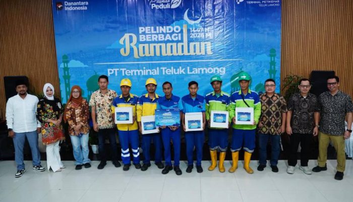 Melalui Program Pelindo Berbagi Ramadhan, TTL Bantu Ribuan Warga dan Tenaga Kerja Pelabuhan