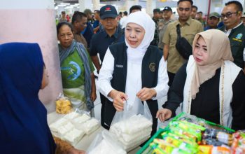Khofifah Indar Parawansa Pastikan Stok Aman, Harga Sembako di Bawah HET