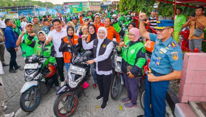 Gubernur Jatim Pastikan Stok BBM Aman Sambil Bagikan Bantuan ke Ojol