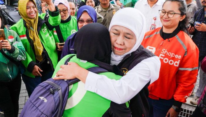 Gubernur Jatim Bikin Haru! 160 Ojol Perempuan Dapat BBM Gratis dan Sembako