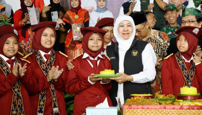 Gubernur Khofifah Terharu, Siswa Sekolah Rakyat Mojokerto Tampil Pidato 5 Bahasa