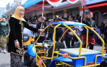 Hardiknas 2026 di Grahadi Dimeriahkan Mobil dan Motor Listrik Buatan Siswa SMK Jatim