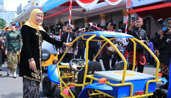 Hardiknas 2026 di Grahadi Dimeriahkan Mobil dan Motor Listrik Buatan Siswa SMK Jatim
