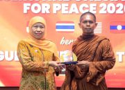 57 Bhikkhu Lintas Negara Tiba di Surabaya, Gubernur Khofifah Gaungkan Pesan Perdamaian Dunia