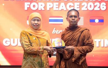 57 Bhikkhu Lintas Negara Tiba di Surabaya, Gubernur Khofifah Gaungkan Pesan Perdamaian Dunia