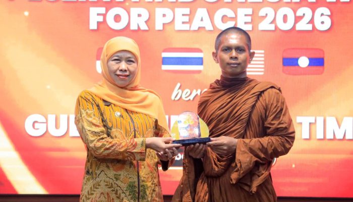 57 Bhikkhu Lintas Negara Tiba di Surabaya, Gubernur Khofifah Gaungkan Pesan Perdamaian Dunia