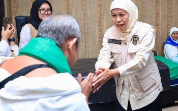 Lepas Kloter Terakhir Haji 2026, Gubernur Khofifah Minta Jamaah Jaga Kesehatan dan Kekhusyukan