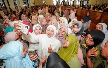 Kehadiran Khofifah Indar Parawansa dan Emil Elestianto Dardak di Salat Idul Adha Semakin Meriah dengan Sapi Kurban Presiden