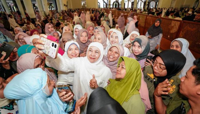 Kehadiran Khofifah Indar Parawansa dan Emil Elestianto Dardak di Salat Idul Adha Semakin Meriah dengan Sapi Kurban Presiden
