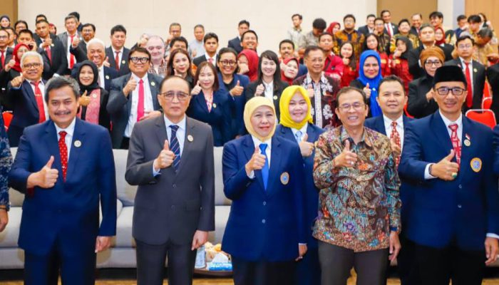 Gubernur Khofifah Dorong Alumni Fakultas Hukum UNAIR Perluas Kolaborasi Demi Kemajuan Bangsa