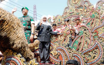 Ribuan Warga Semarakkan Karnaval Budaya Bakti TNI untuk Negeri, Gubernur Khofifah: Budaya Perekat Persatuan Bangsa