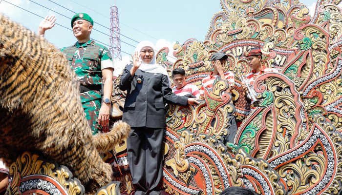 Ribuan Warga Semarakkan Karnaval Budaya Bakti TNI untuk Negeri, Gubernur Khofifah: Budaya Perekat Persatuan Bangsa