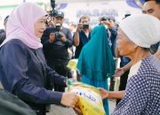 Gubernur Khofifah Perkuat Ketahanan Pangan dan Gizi Keluarga Lewat Pasar Murah di Pasuruan