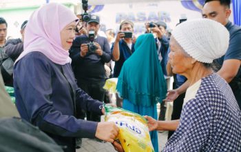 Gubernur Khofifah Perkuat Ketahanan Pangan dan Gizi Keluarga Lewat Pasar Murah di Pasuruan