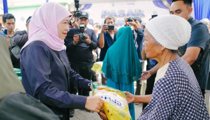 Gubernur Khofifah Perkuat Ketahanan Pangan dan Gizi Keluarga Lewat Pasar Murah di Pasuruan