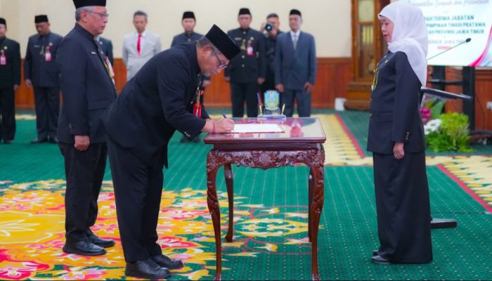 Khofifah Rotasi Enam Pejabat Eselon II Pemprov Jatim, Dorong Reformasi Birokrasi dan Digitalisasi Layanan