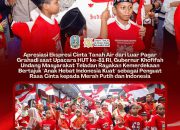 Gubernur Khofifah Apresiasi Anak-Anak yang Hormat Merah Putih dari Luar Pagar Grahadi