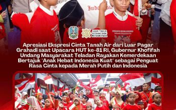 Gubernur Khofifah Apresiasi Anak-Anak yang Hormat Merah Putih dari Luar Pagar Grahadi
