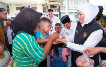 Gubernur Khofifah Hadir di Pasar Murah Pasuruan, Warga Antusias Borong Kebutuhan Pokok