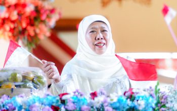Khidmat! Gubernur Khofifah Bersama Ribuan Warga Doakan Indonesia di Gedung Negara Grahadi