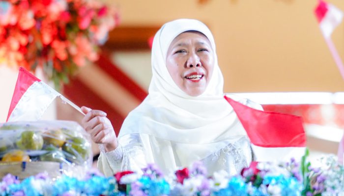 Khidmat! Gubernur Khofifah Bersama Ribuan Warga Doakan Indonesia di Gedung Negara Grahadi