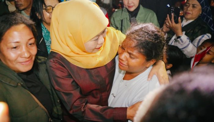 Gubernur Khofifah Ajak Anak Korban Gempa NTT Kembali Bermimpi dan Semangat Sekolah