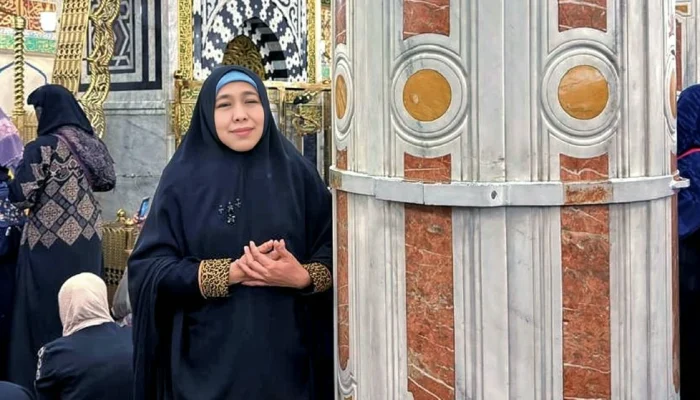 Beribadah di Raudhah, Gubernur Khofifah Kenang Keteladanan dan Keilmuan Sayyidah Aisyah RA