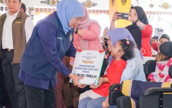 Bansos Rp9,87 Miliar Digelontorkan ke Magetan, Khofifah Tekankan Tepat Sasaran dan Berdampak