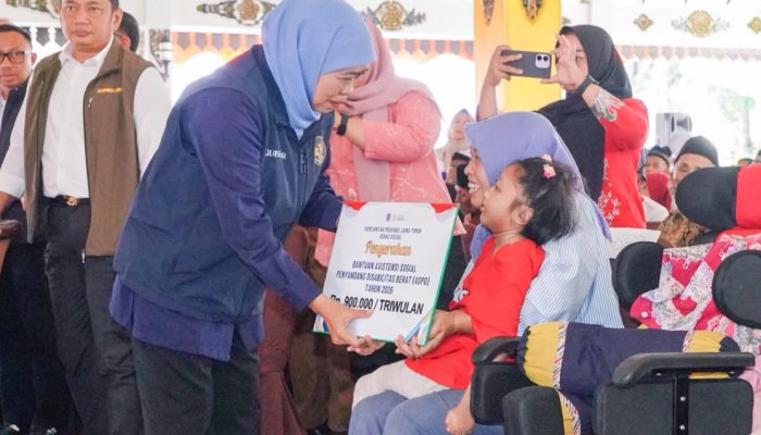 Bansos Rp9,87 Miliar Digelontorkan ke Magetan, Khofifah Tekankan Tepat Sasaran dan Berdampak