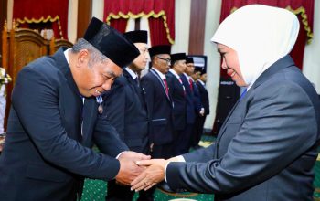 Khofifah Anugerahkan Satyalancana Karya Satya kepada 469 ASN Jatim, Tekankan Integritas dan Pelayanan Publik