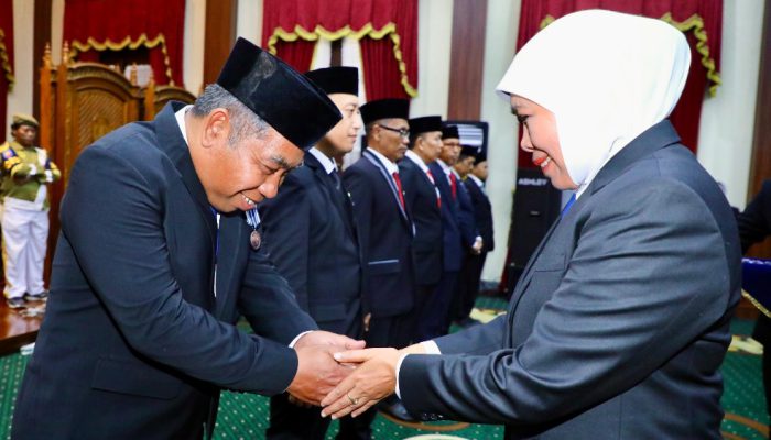 Khofifah Anugerahkan Satyalancana Karya Satya kepada 469 ASN Jatim, Tekankan Integritas dan Pelayanan Publik