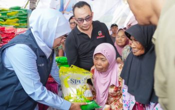 Tekan Pengeluaran Rumah Tangga, Khofifah Gelar Pasar Murah di Batuputih Sumenep