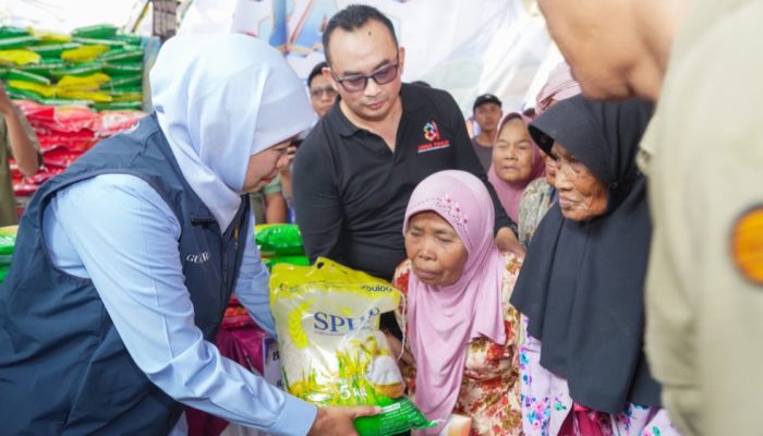 Tekan Pengeluaran Rumah Tangga, Khofifah Gelar Pasar Murah di Batuputih Sumenep